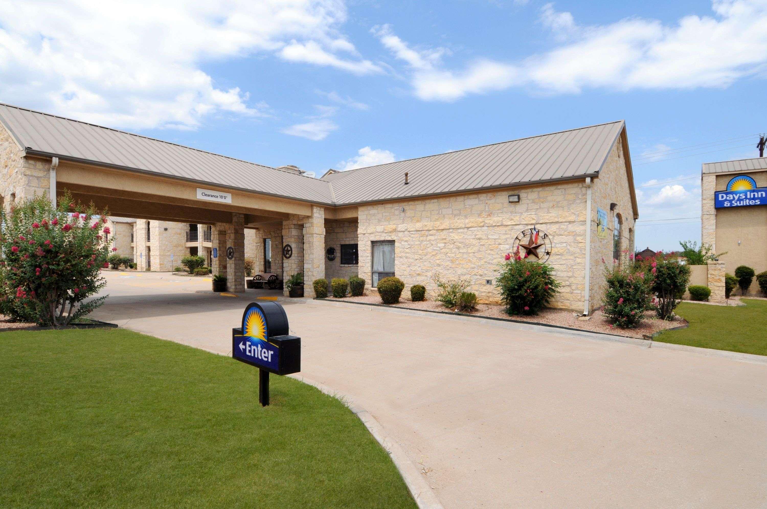 Days Inn & Suites By Wyndham Llano Eksteriør billede