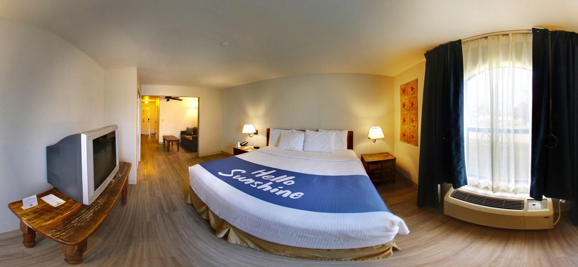 Days Inn & Suites By Wyndham Llano Eksteriør billede